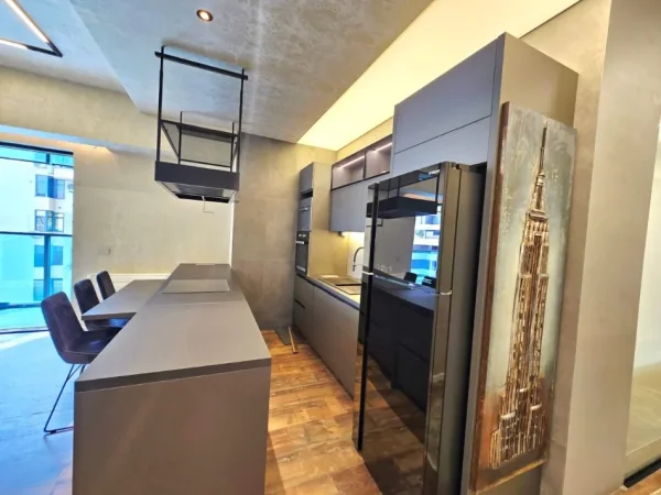 Tirane, shitet apartament 2+1 , 141 m² 