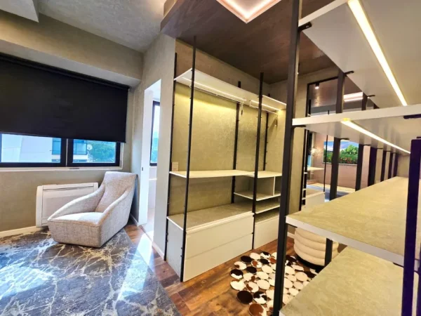 Tirane, shitet apartament 2+1 , 141 m² 