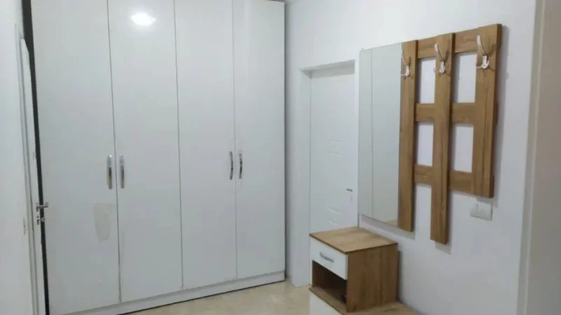 Tirane, jepet me qera apartament 1+1 Kati 3, 72 m² 500 € (XHAMLLIK)