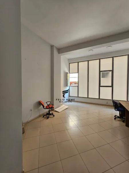 Tirane, jepet me qera zyre Kati 1, 56 m² 550 € (ASTIR)