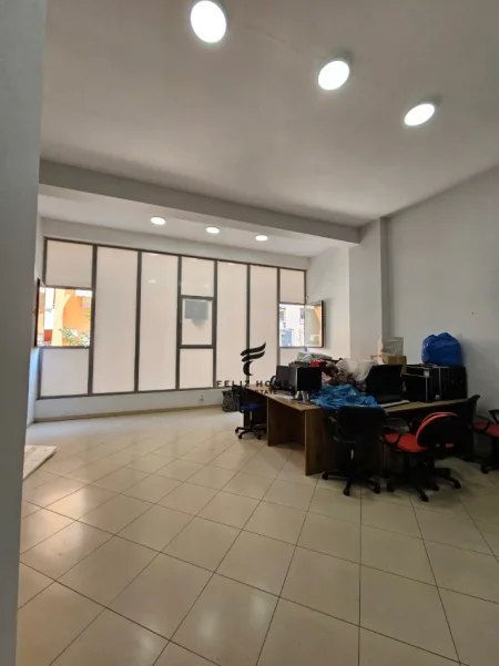 Tirane, jepet me qera zyre Kati 1, 56 m² 550 € (ASTIR)