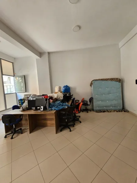 Tirane, jepet me qera zyre Kati 1, 56 m² 550 € (ASTIR)