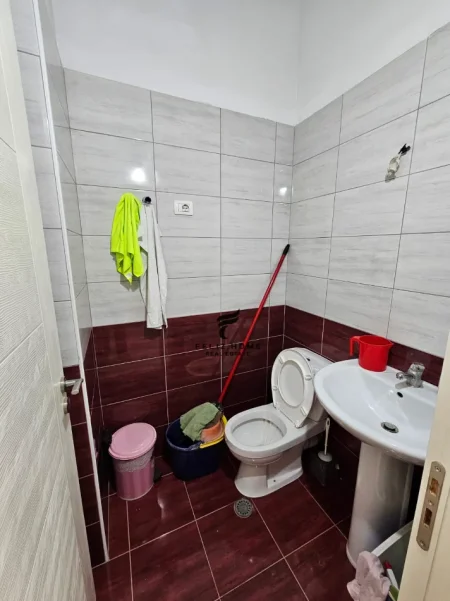 Tirane, jepet me qera zyre Kati 1, 56 m² 550 € (ASTIR)