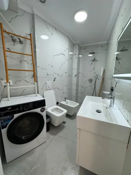 Tirane, jepet me qera apartament 1+1 Kati 4, 110 m² 1.000 € (Rruga e Durresit.)