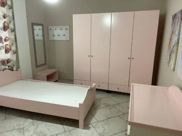 Tirane, jepet me qera apartament 2+1 Kati 1, 160 m² 650 € (PAZARI I RI)