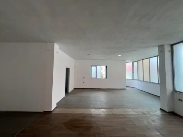 🏢 Jepet me Qera Ambient Biznesi ne Astir, 600 mije leke