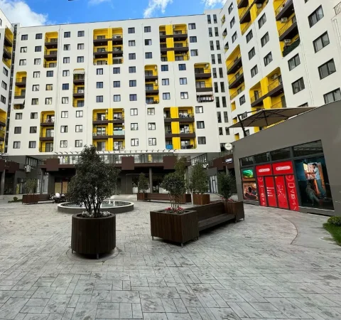 Ofrohet me qira në Grand Gallery: 446 m² open space, 200 m² verandë, hyrje e dedikuar, recepsion, parking dhe fasadë xhami 360°. Kati +1