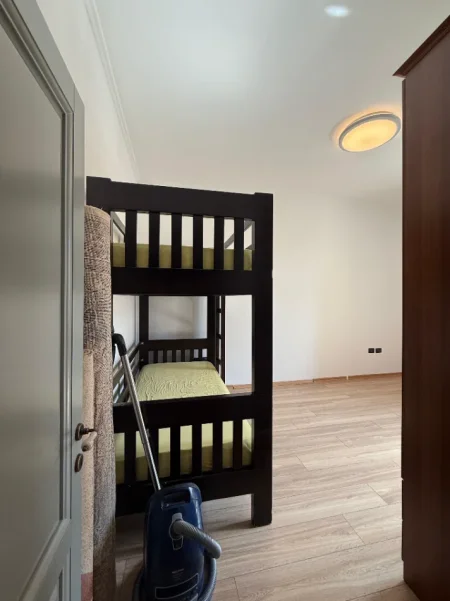 Tirane, jepet me qera apartament 2+1 Kati 3, 700 € (Rruga e Durresit)