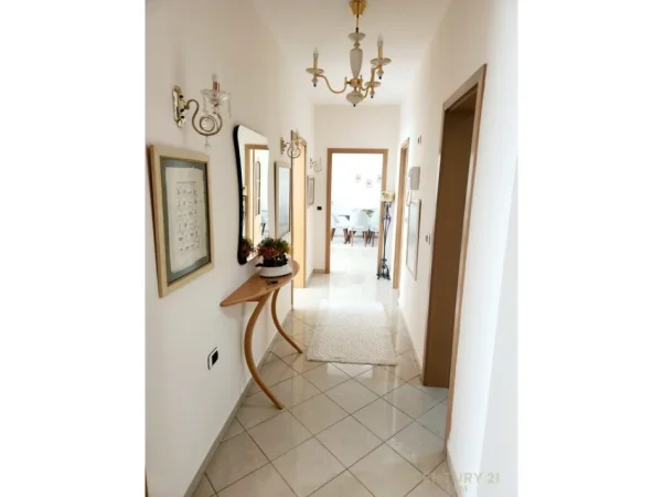 Tirane, jepet me qera apartament 2+1+Ballkon Kati 11, 130 m² 1.300 € (ish blloku)