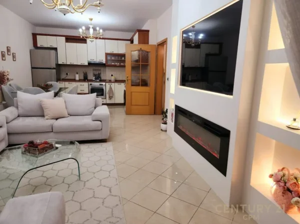 Tirane, jepet me qera apartament 2+1+Ballkon Kati 11, 130 m² 1.300 € (ish blloku)