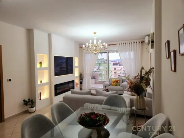 Tirane, jepet me qera apartament 2+1+Ballkon Kati 11, 130 m² 1.300 € (ish blloku)