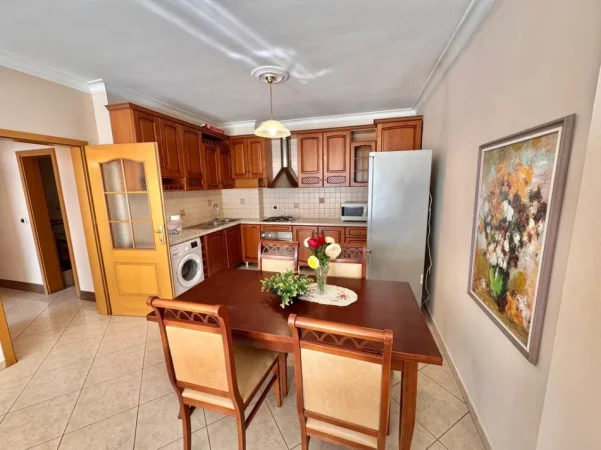 Tirane, jepet me qera apartament 2+1 Kati 7, 104 m² 850 € (blloku)