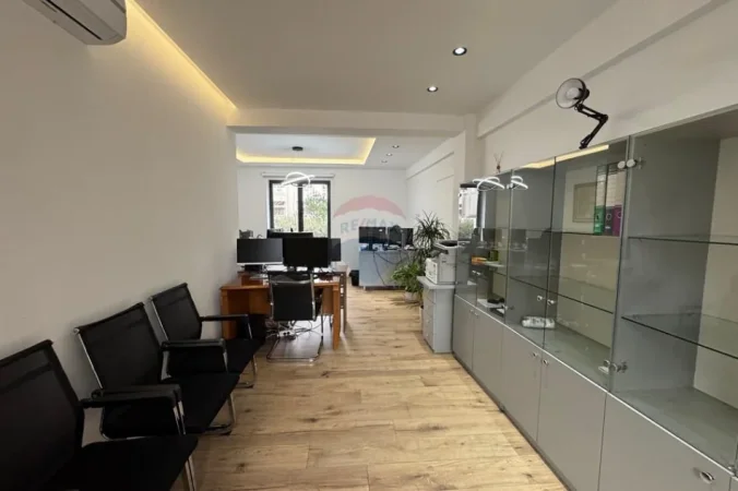 Tirane, jepet me qera ambjent biznesi Kati 1, 70 m² 600 € (Bulevardi zogu i pare)