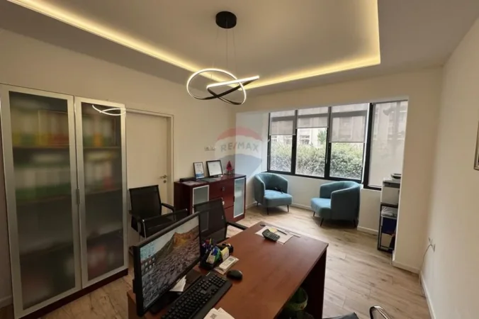 Tirane, jepet me qera ambjent biznesi Kati 1, 70 m² 600 € (Bulevardi zogu i pare)