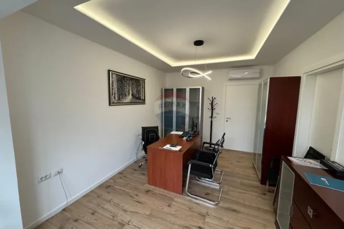 Tirane, jepet me qera ambjent biznesi Kati 1, 70 m² 600 € (Bulevardi zogu i pare)