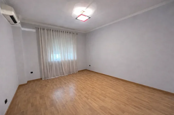 Tirane, shitet apartament 3+1+Ballkon Kati 4, 140 m² 355.000 € (Komuna e Parisit)