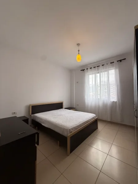 Tirane, jepet me qera apartament 1+1 Kati 4, 45.000LEKE (RRUGA 5 MAJI)
