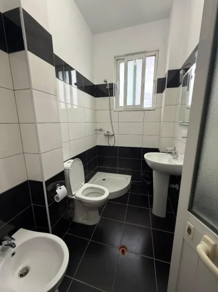 Tirane, jepet me qera apartament 1+1 Kati 4, 45.000LEKE (RRUGA 5 MAJI)