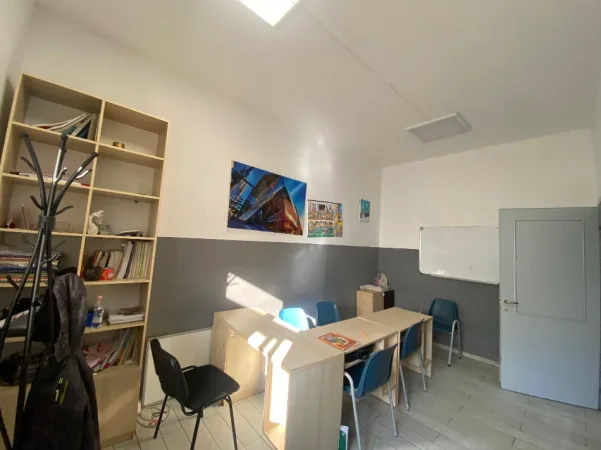 Tirane, jepet me qera zyre Kati 3, 100 m² 780 € (Rr. Sami Frasheri prane LSI)