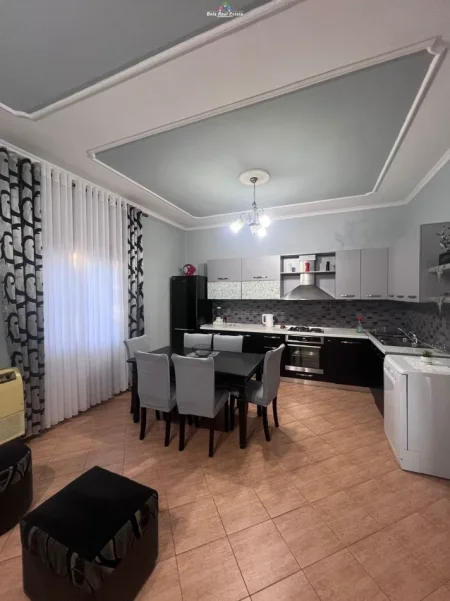 Tirane, jepet me qera Vile 2+1 Kati 1, 120 m² 520 € (casa italia)