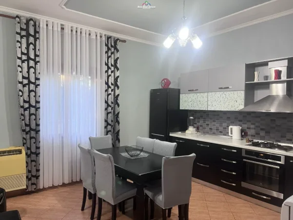Tirane, jepet me qera Vile 2+1 Kati 1, 120 m² 520 € (casa italia)
