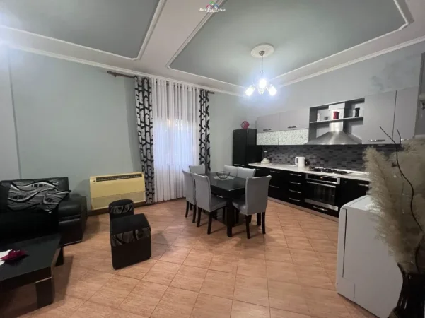 Tirane, jepet me qera Vile 2+1 Kati 1, 120 m² 520 € (casa italia)