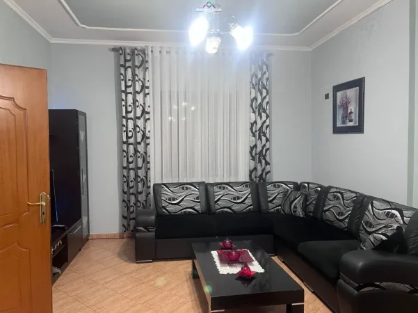 Tirane, jepet me qera Vile 2+1 Kati 1, 120 m² 520 € (casa italia)