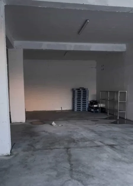 Tirane, jepet me qera magazine Kati -1, 210 m² 835 € (Rruga Industriale)