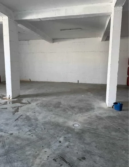 Tirane, jepet me qera magazine Kati -1, 210 m² 835 € (Rruga Industriale)