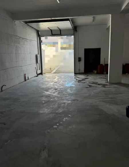 Tirane, jepet me qera magazine Kati -1, 210 m² 835 € (Rruga Industriale)