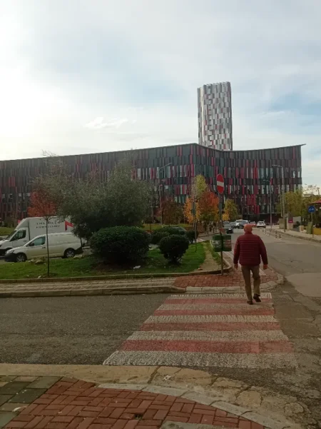 Tirane, jap me qera apartament 1+1+Ballkon Kati 2,