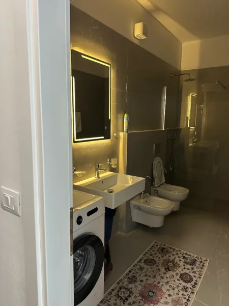 Tirane, jepet me qera apartament 1+1+Ballkon , 85 m² 466 € (Rruga 5 Maj)