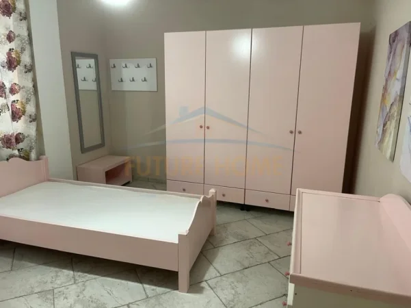 Tirane, jepet me qera apartament 2+1+Ballkon Kati 1, 140 m² 650 € (Shkolla e Kuqe)
