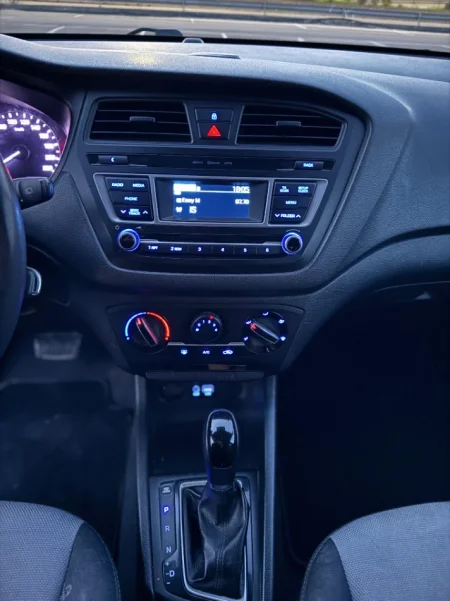 Tirane, shitet makine Hyundai i20 Benzin, e kuqe automatik Kondicioner 160.000 km 6.500€