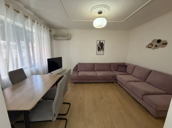 Tirane, jepet me qera apartament 1+1+Ballkon Kati 2, 70 m² 600 € 