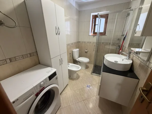 Tirane, jepet me qera apartament 1+1+Ballkon Kati 2, 70 m² 600 € 