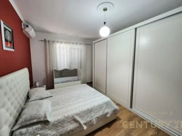 Tirane, jepet me qera apartament 3+1 Kati 2, 137 m² 1.000 € (zogu zi)