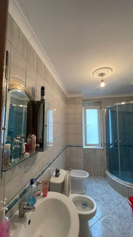 Tirane, jepet me qera apartament 1+1+Ballkon Kati 4, 70 m² 400 € 