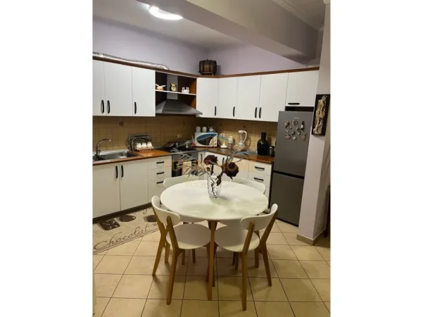 Tirane, jepet me qera apartament 2+1+Ballkon Kati 4, 120 m² 750 € (Rruga e Kavajes)