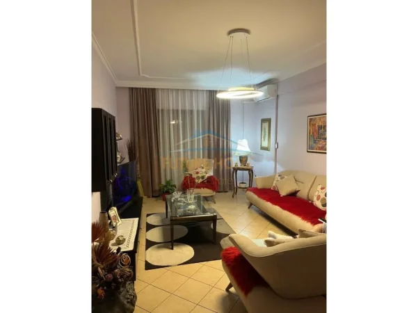 Tirane, jepet me qera apartament 2+1+Ballkon Kati 4, 120 m² 750 € (Rruga e Kavajes)