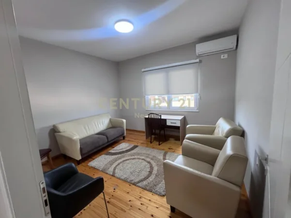 Tirane, jepet me qera apartament 3+1+Ballkon Kati 6, 1.000 m² 1.000 € (kopshti zoologjik)