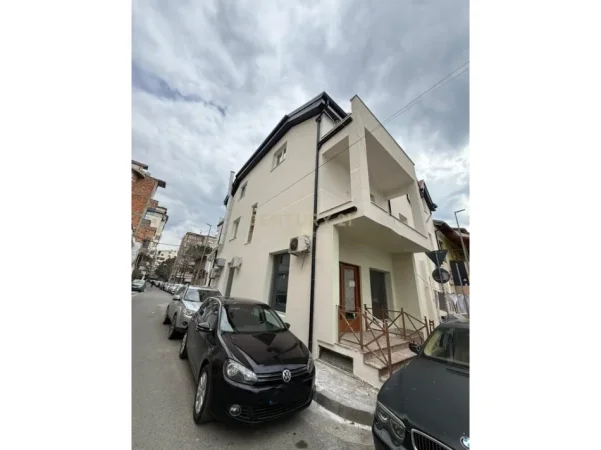 Tirane, jepet me qera bar-resorant , 84 m² 2.000 € (bulevardi bajram curri)