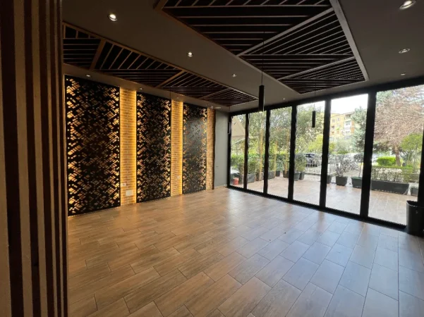 Tirane, jepet me qera bar-kafe Kati 0, 106 m² 600 € (Brryli)