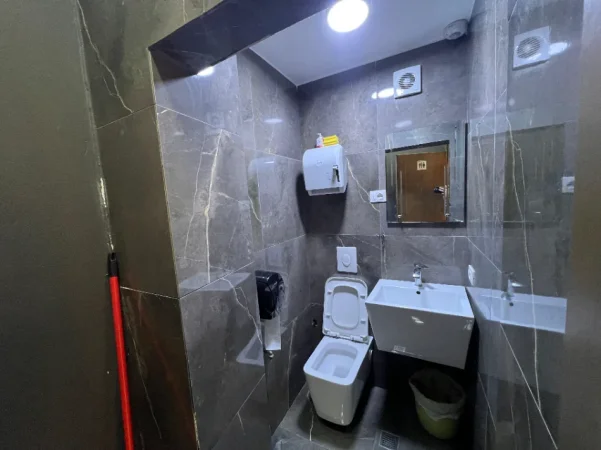 Tirane, jepet me qera bar-kafe Kati 0, 106 m² 600 € (Brryli)