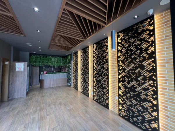 Tirane, jepet me qera bar-kafe Kati 0, 106 m² 600 € (Brryli)