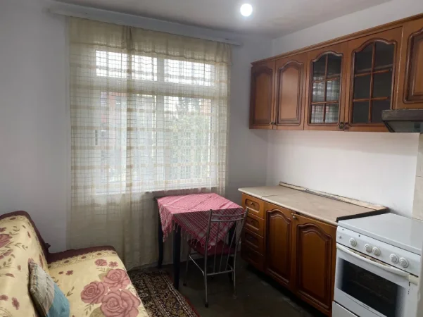 Tirane, jepet me qera apartament 2+1+Ballkon Kati 3, 87 m² 450 € (ne rrugen e Dibres tek Medreseja Tirane.)
