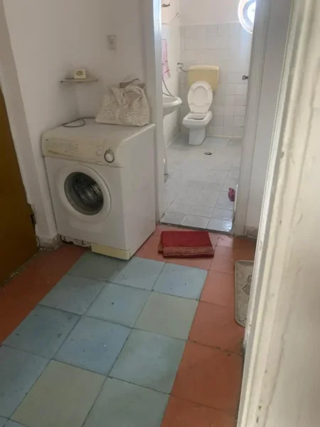 Tirane, jepet me qera apartament 2+1+Ballkon Kati 3, 87 m² 450 € (ne rrugen e Dibres tek Medreseja Tirane.)