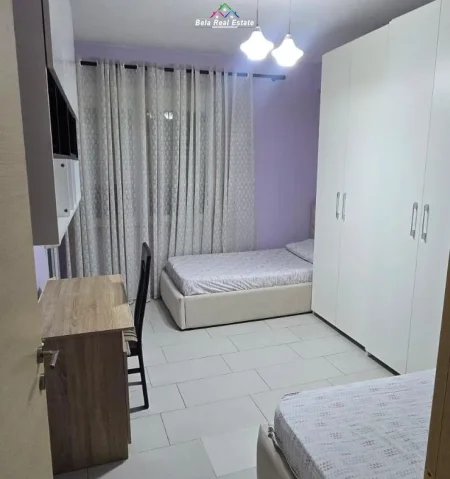 Tirane, jepet me qera apartament 1+1+Ballkon Kati 5, 95 m² 580 € (astir)