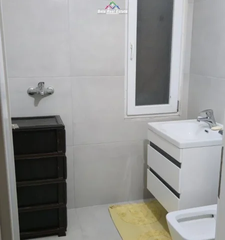 Tirane, jepet me qera apartament 1+1+Ballkon Kati 5, 95 m² 580 € (astir)
