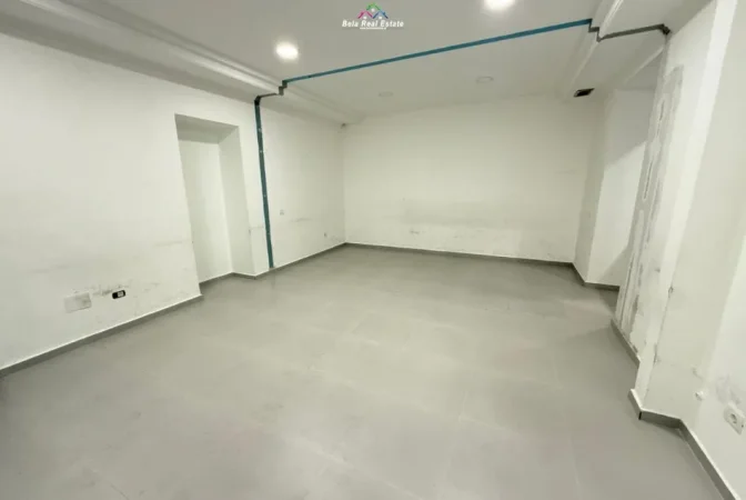 Tirane, jepet me qera zyre Kati 1, 230 m² 3.125 € (Rruga Andon Zako Cajupi)